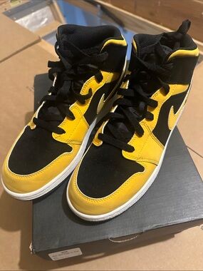 Air Jordan Mid GS Size 7Y Unworn w/ Discoloration